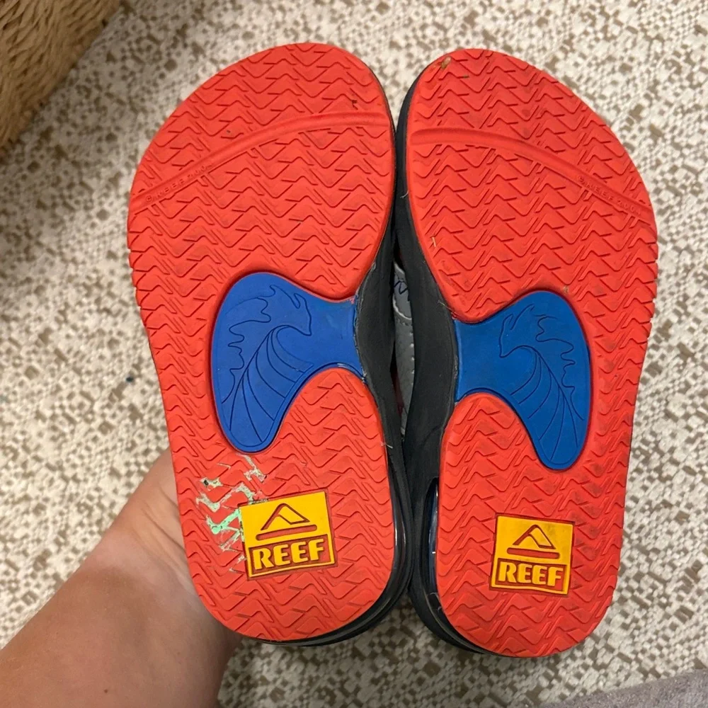 Reef Kids Sandals in Gray and Black